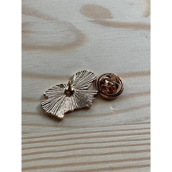 Pink Frog Enamel Pin With Green Flower & Gold-Tone Backing - Picture 2 of 3